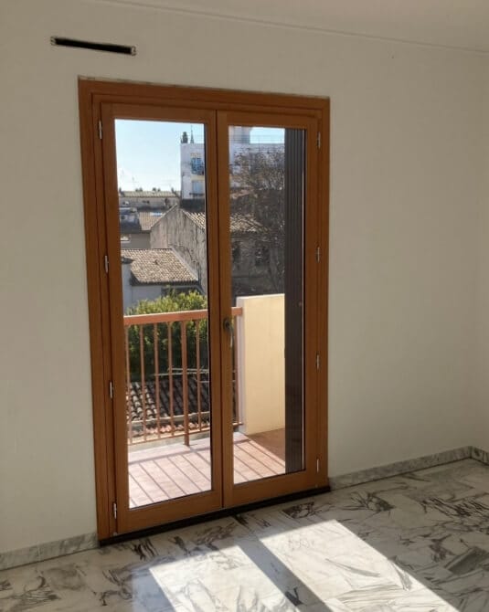 Fenêtre en bois exotique