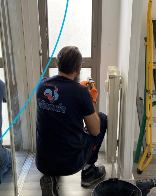 Poseur Menuiz installe baie vitrée