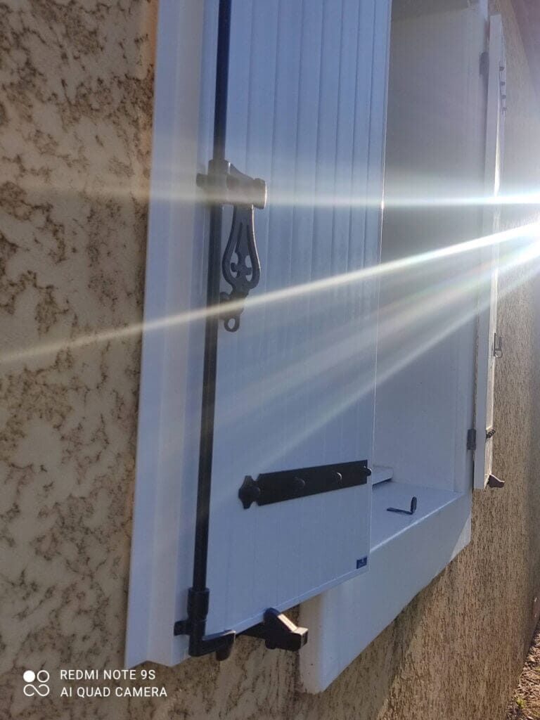 Volet blanc en plein soleil