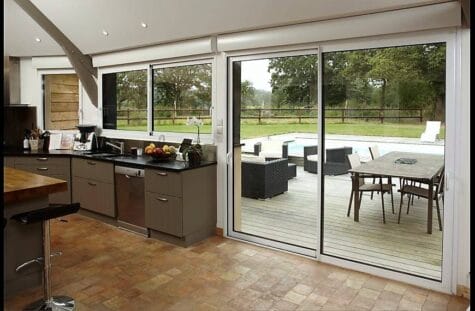 grande baie vitrée coulissante en aluminium