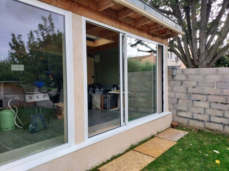 grandes baies vitrées coulissantes en Alu pour fermeture de terrasse