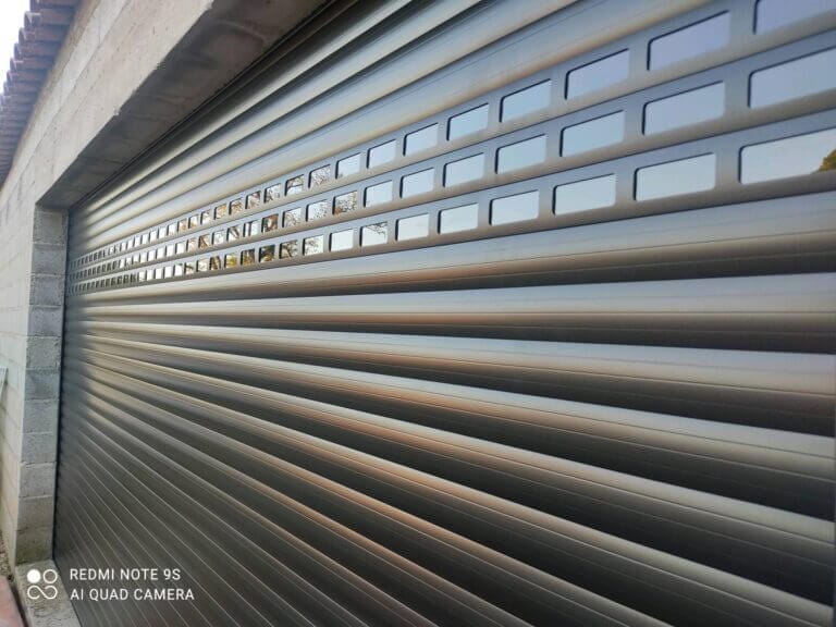 grande porte de garage enroulable contemporaine avec hublots