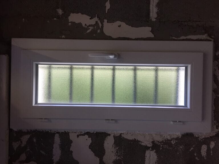 petites fenêtres PVC blanc à soufflet