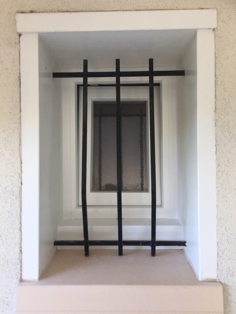 petites fenêtres PVC blanc à soufflet