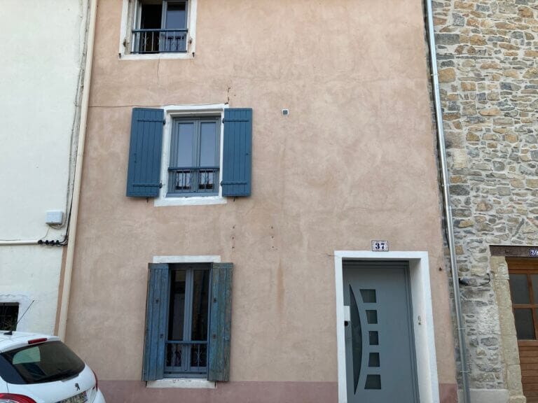 Fenêtres en PVC couleur gris clairs en rénovation