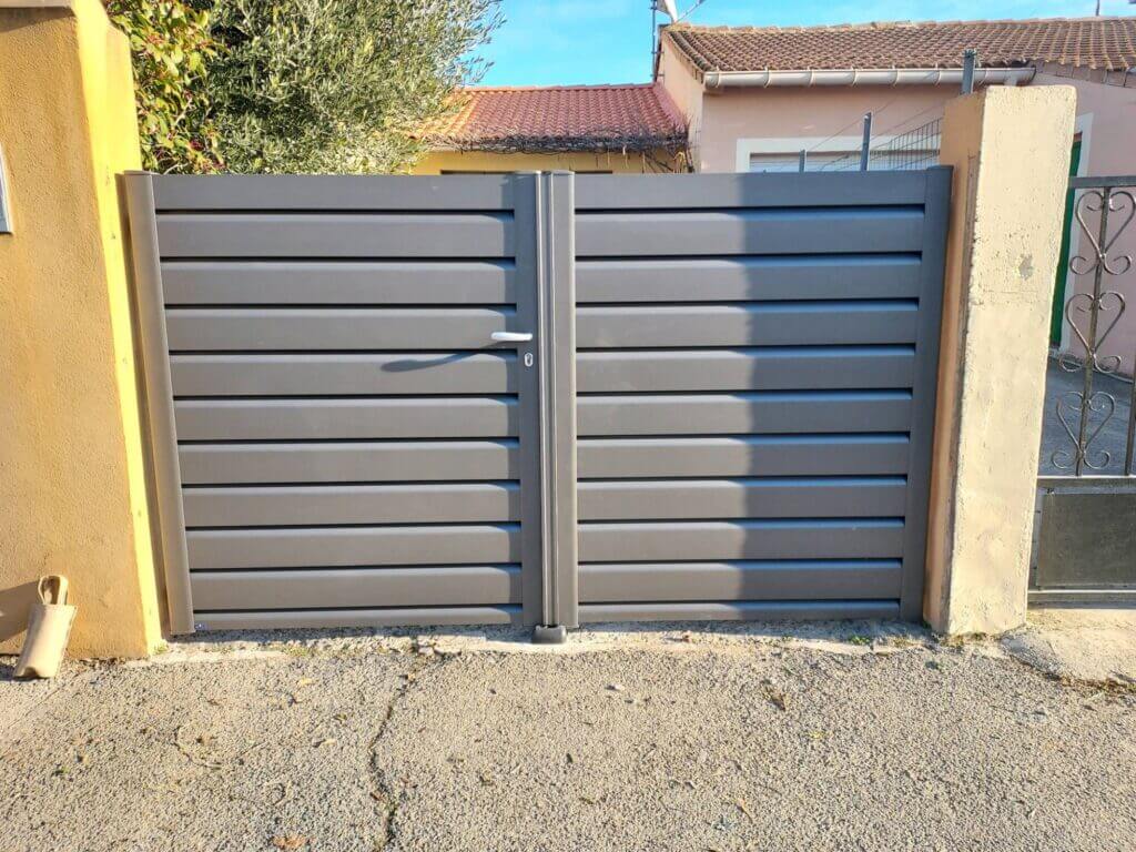 Pose d'un portail aluminium avec gonds compensateurs de pente