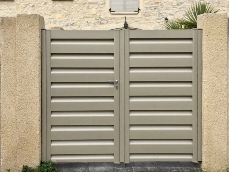 portail battant en aluminium gris clair