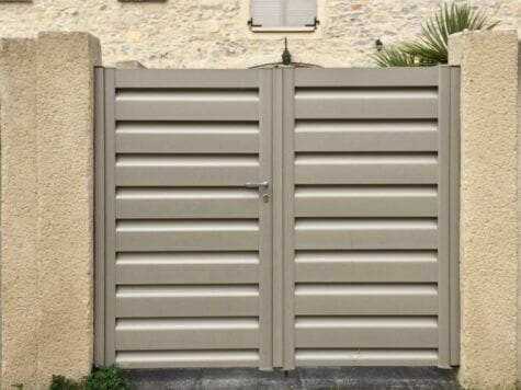 portail battant en aluminium gris clair