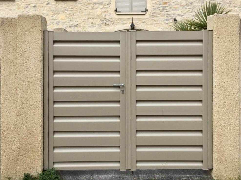 portail battant en aluminium gris clair
