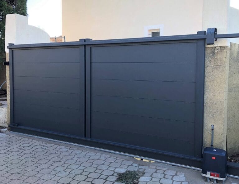 portail coulissant 4 m en aluminium motorisé