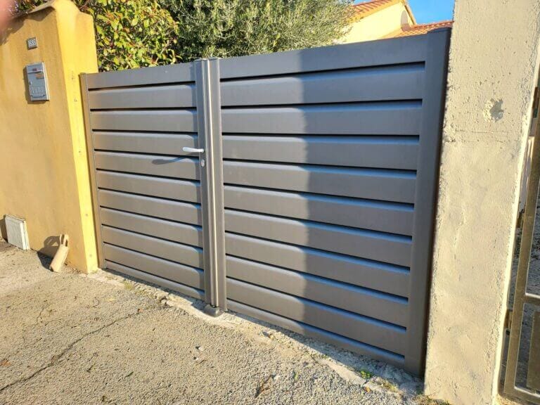 Pose d'un portail aluminium avec gonds compensateurs de pente