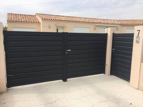 portail et un portillon en alu gris