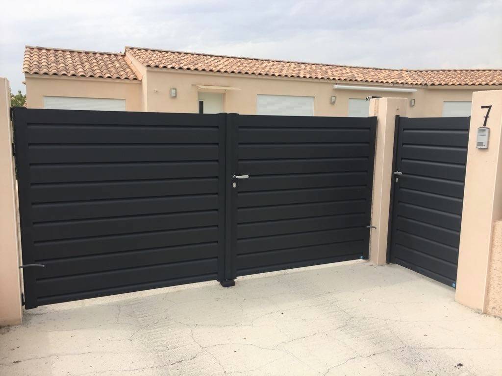 portail et un portillon en alu gris