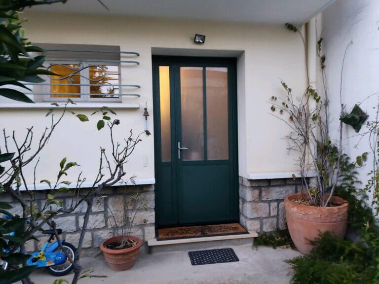 Porte d'entrée verte style industriel sur mesure