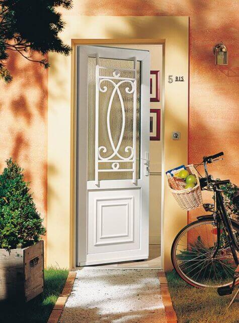Porte en PVC avec grille de défense