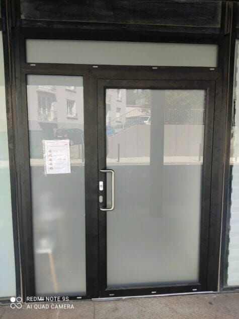 Porte Tertiaire en aluminium coloris Noir profond avec Ferme porte et gâche électrique