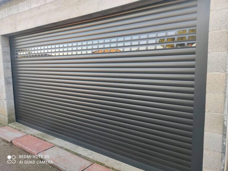 grande porte de garage enroulable contemporaine avec hublots