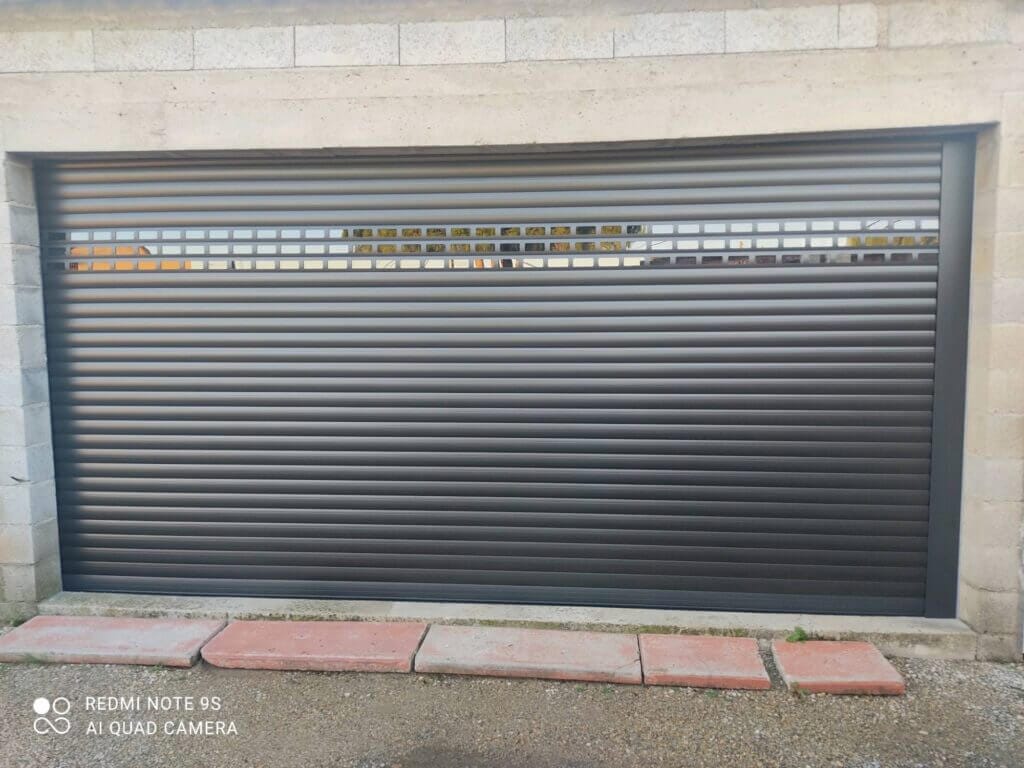 grande porte de garage enroulable contemporaine avec hublots