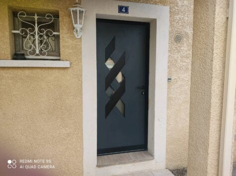 porte d’entrée contemporaine en aluminium