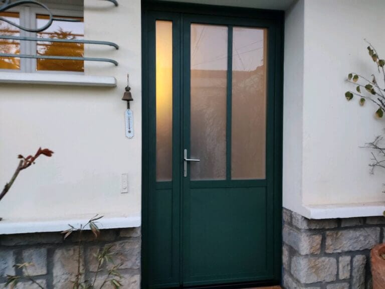 Porte d'entrée verte style industriel sur mesure