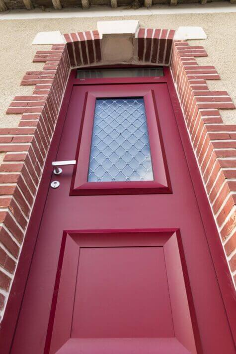 porte d’entrée traditionnelle en aluminium sur mesure