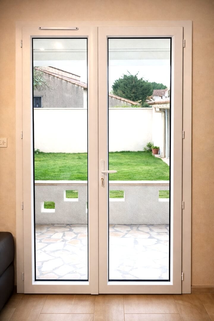 Vue intérieure d'une porte fenêtre en PVC
