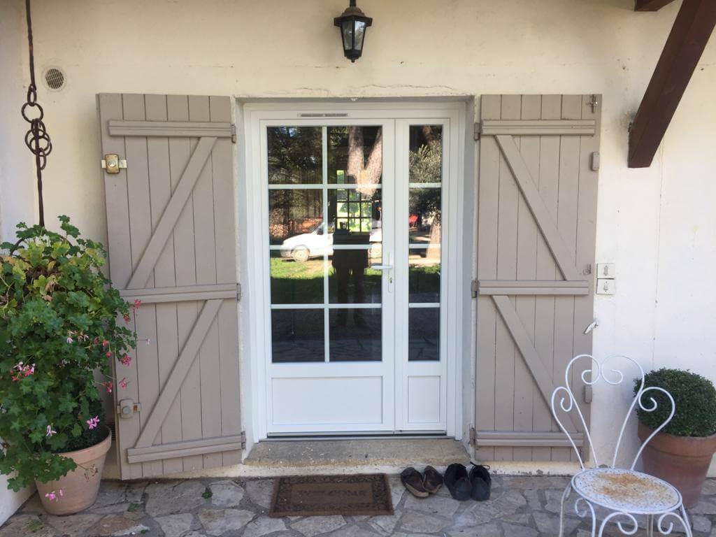 porte-fenêtre PVC vitrée avec petit bois