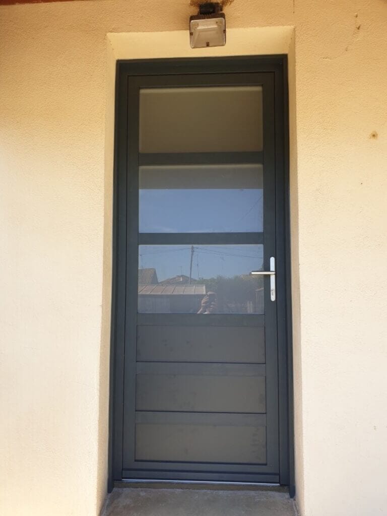 porte d'entrée en fibre de verre sur mesure grise