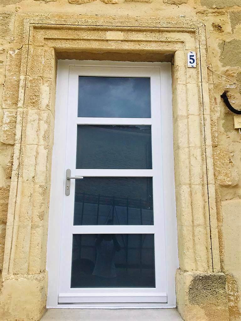 porte en pvc sur mesure blanche