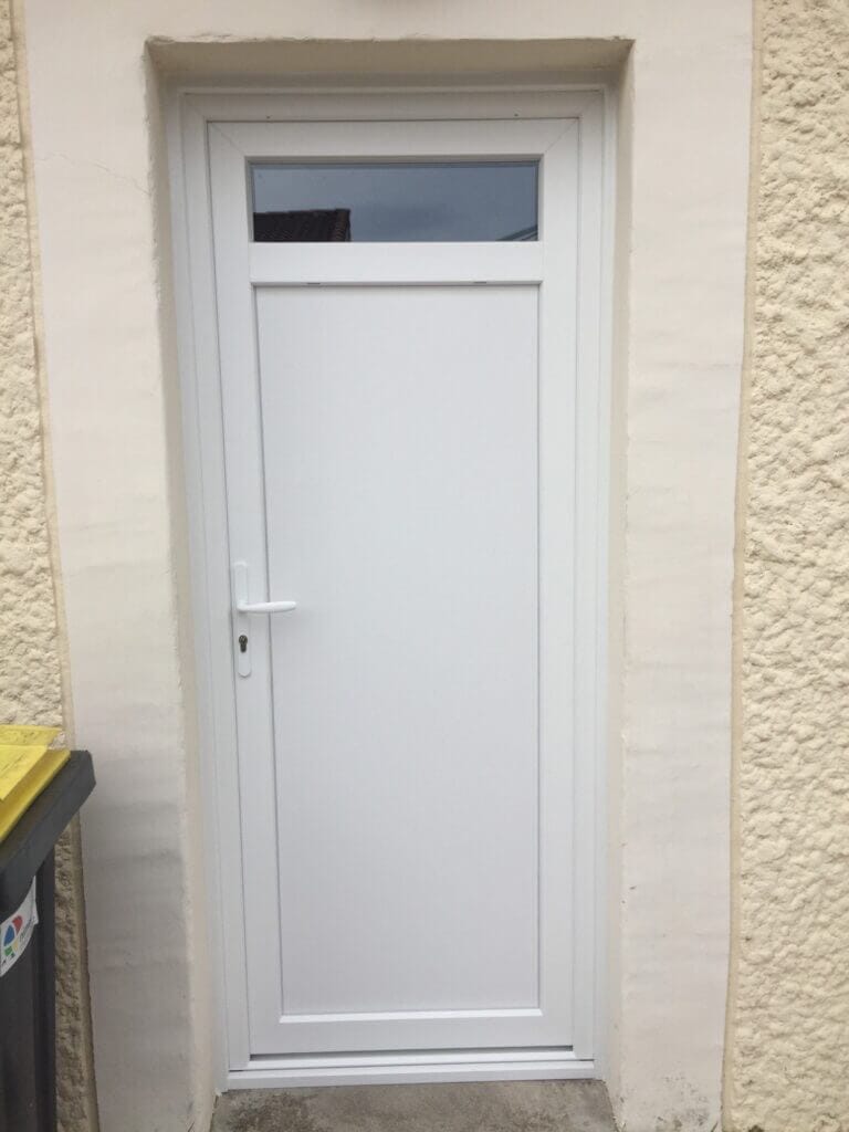 porte d'entrée en pvc blanche