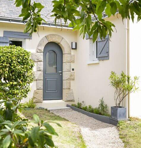 porte traditionnelle arrondie et vitrée