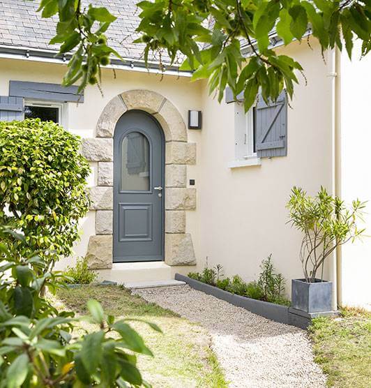 porte traditionnelle arrondie et vitrée