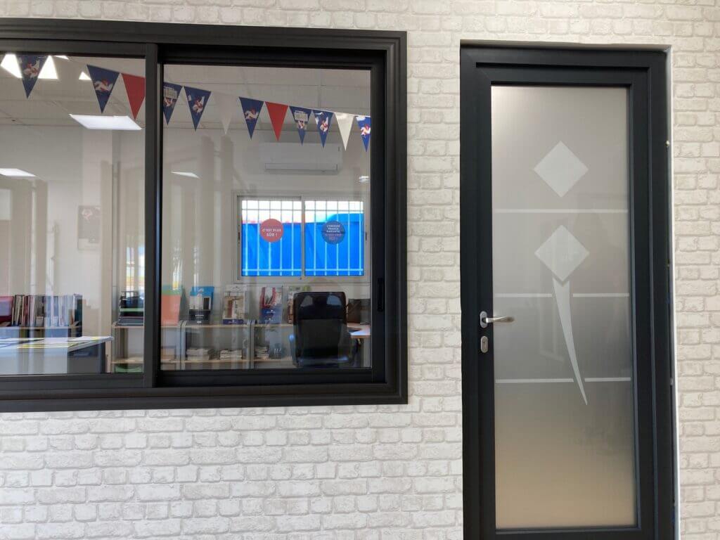 Porte d’entrée composite gris anthracite vitrée