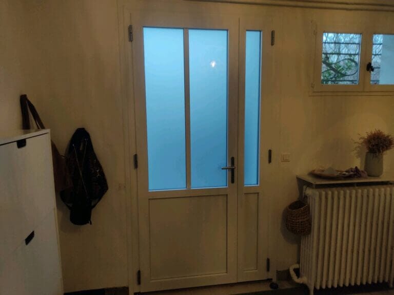 Porte d'entrée verte et blanche style industriel sur mesure