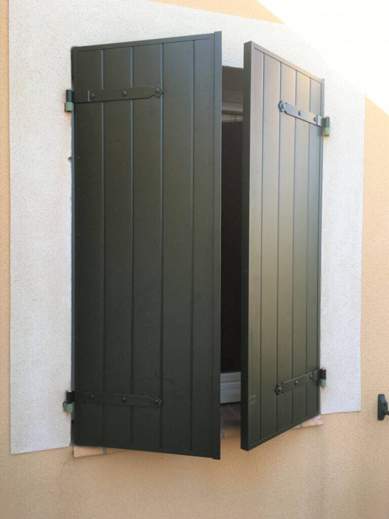 volets battants en aluminium vert foncé gamme Classique