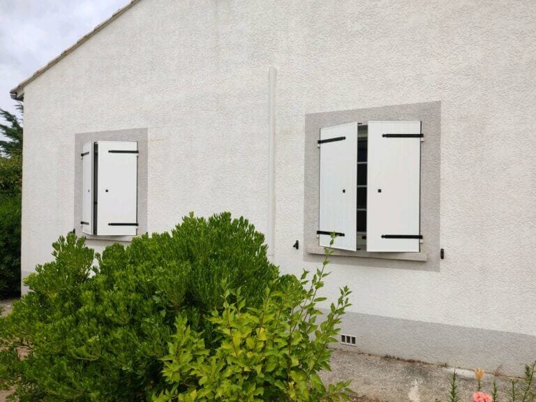 volets battants aluminium blanc avec barre écharpe