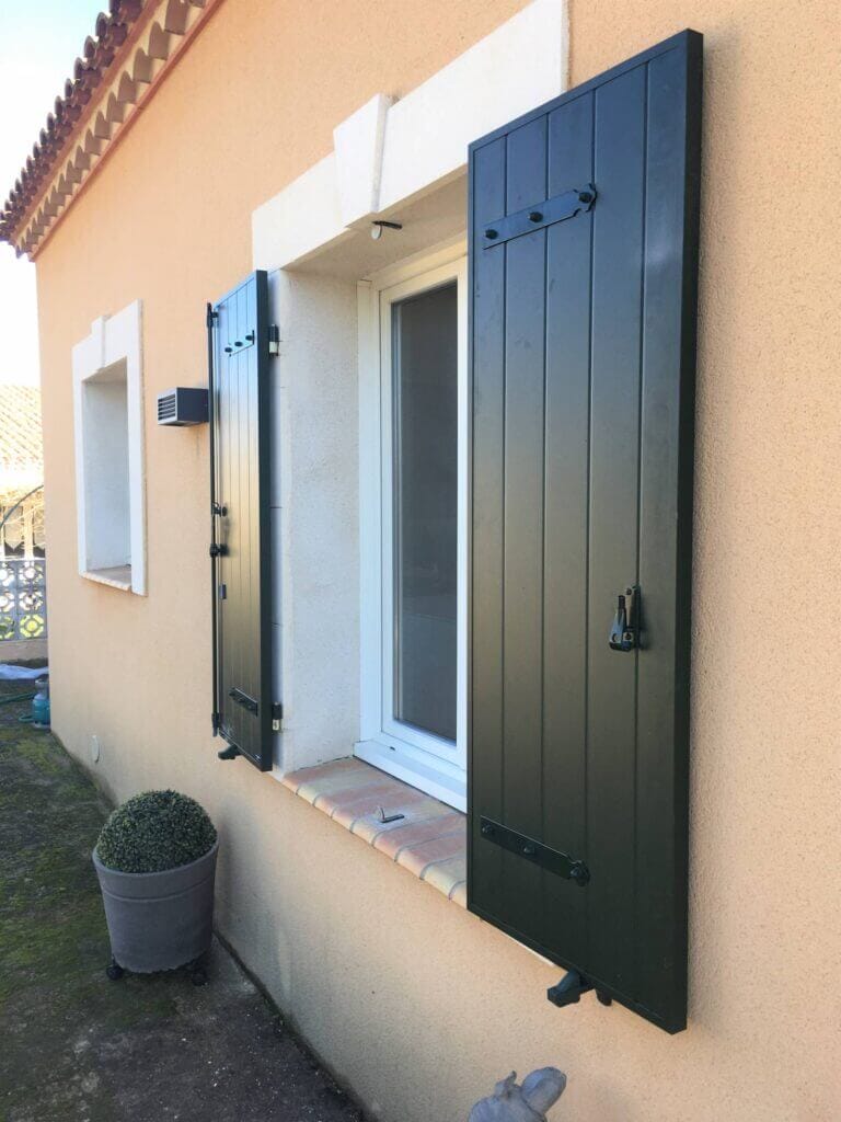 volets battants en aluminium vert foncé gamme Classique