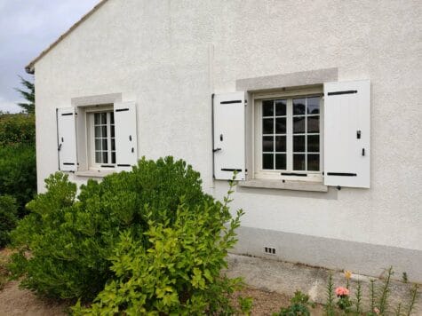 volets battants aluminium blanc avec barre écharpe