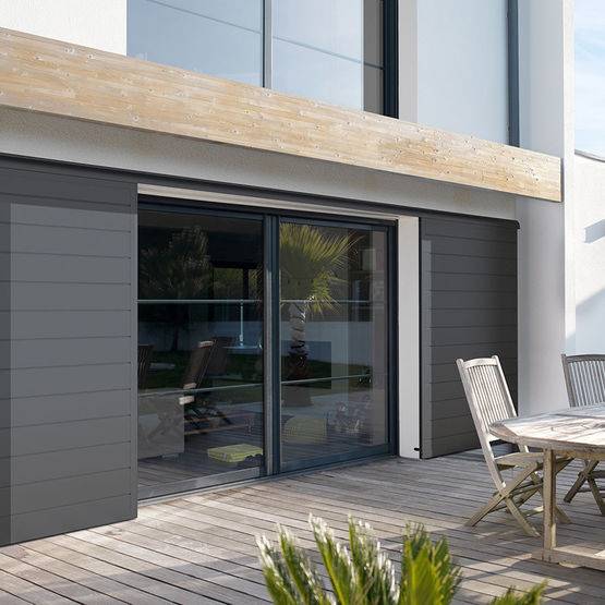 volets coulissants pour une grande fenêtre