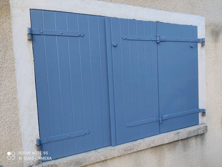 volets battants bleu en composites avec plusieurs vantaux