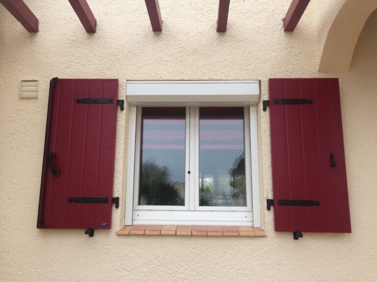 Volets battants alu rouge sur mesure