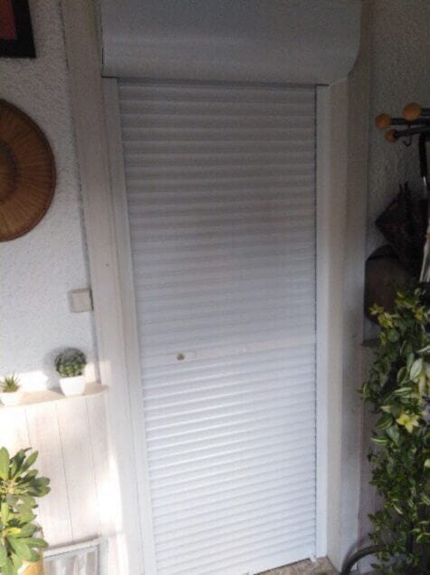 Volet roulant à tirage direct pour sécuriser entrée