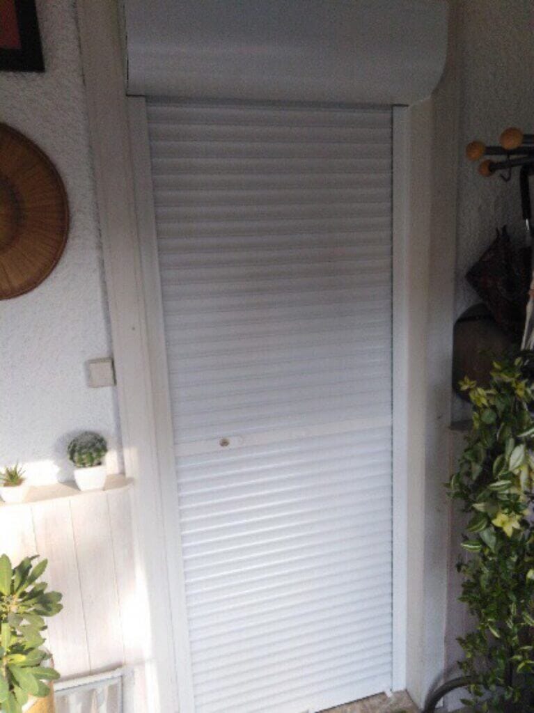 Volet roulant à tirage direct pour sécuriser entrée