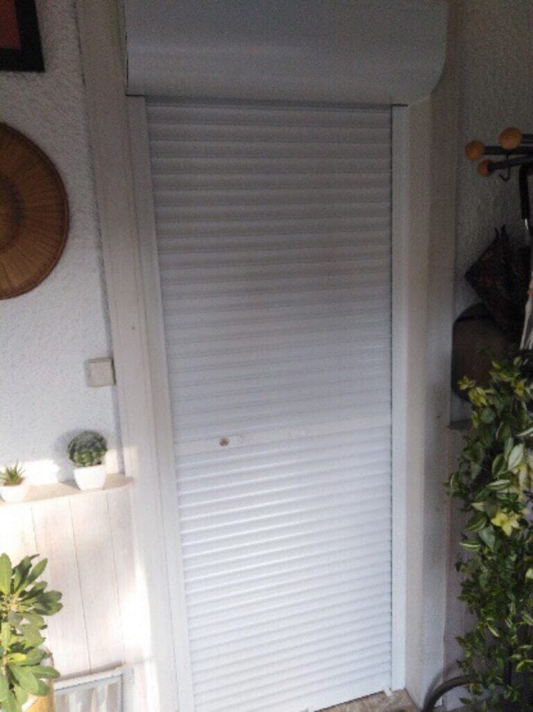 Volet roulant à tirage direct pour sécuriser entrée