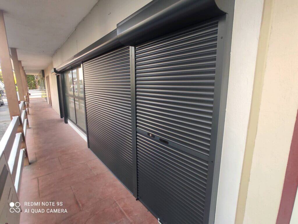 Volets roulants RAL 7016 pour devanture de magasin