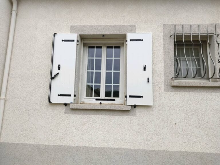 volets battants aluminium blanc avec barre écharpe