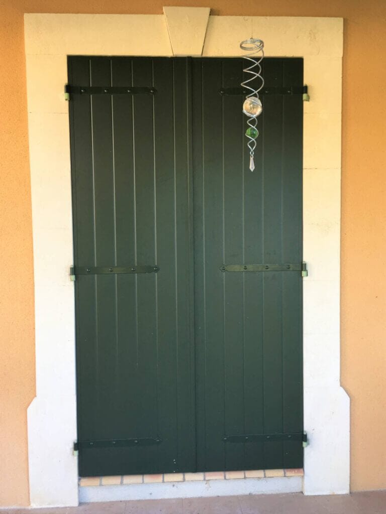 volets battants en aluminium vert foncé gamme Classique