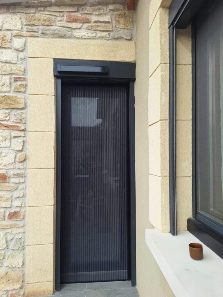 Volet roulant solaire ouvert