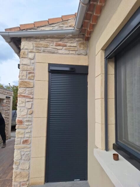 Volet roulant solaire sur porte vitrée