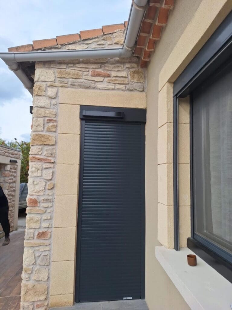 Volet roulant solaire sur porte vitrée